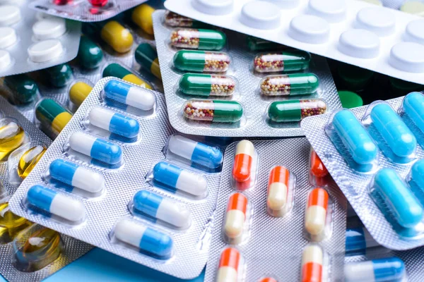 Folyo Ambalajına Doldurulmuş Farklı Hastalıklar Için Yazılmış Ilaç Kapsüller Yığını — Stok fotoğraf