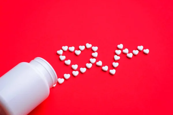 Conceito Tratamento Para Doenças Cardíacas Comprimidos Forma Pequenos Corações Fazendo — Fotografia de Stock