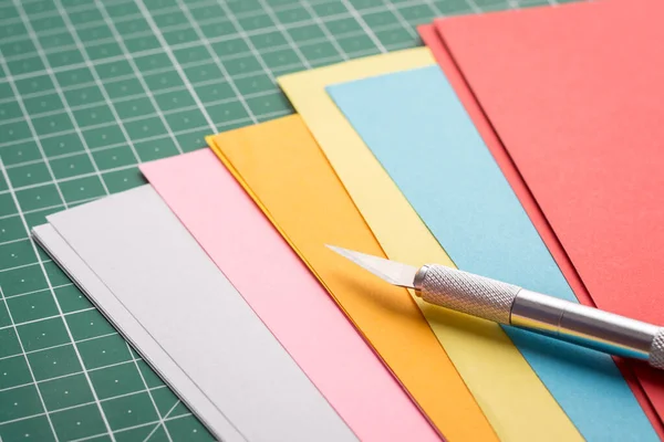 Snijpapier Van Verschillende Kleuren Met Een Scalpel — Stockfoto