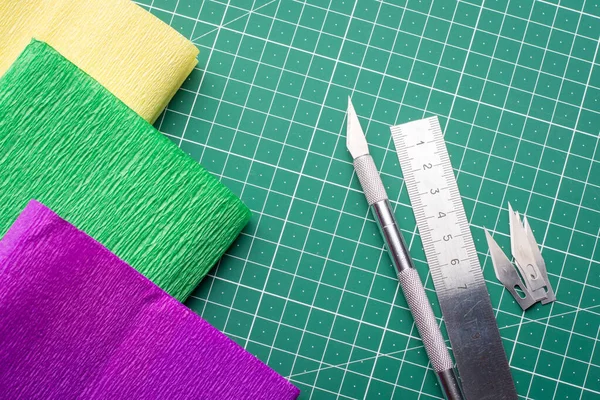 Origami Machen Mit Hilfe Von Grunge Papier Schreibwarenzubehör Zum Schneiden — Stockfoto