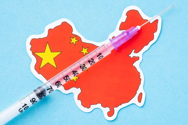 Çin Aşısı Çin Bayrağında Şeffaf Aşı Olan Bir Şırınga — Stok fotoğraf