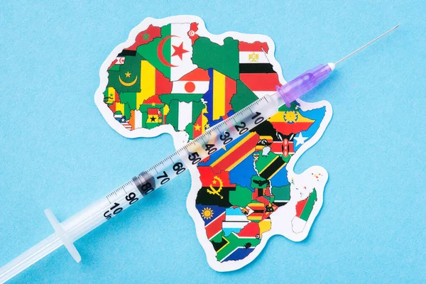 Vacinação África Seringa Com Vacina Bandeiras Países Africanos Fundo Azul — Fotografia de Stock