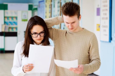 Kötü test sonuçlarıyla hayal kırıklığına uğramış üniversite öğrencileri. İki öğrenci final sınavında başarısız oldu.