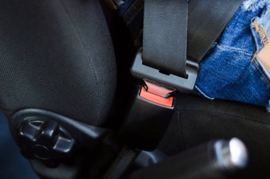 Emniyet kemerinin yakın plan resmi sürüş sırasında takıldı