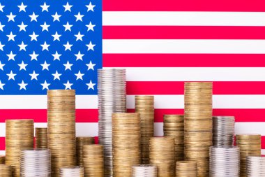 Birleşik Devletler bayraklı para yığınları. Amerika 'da ekonomik büyüme veya durgunluk kavramı.