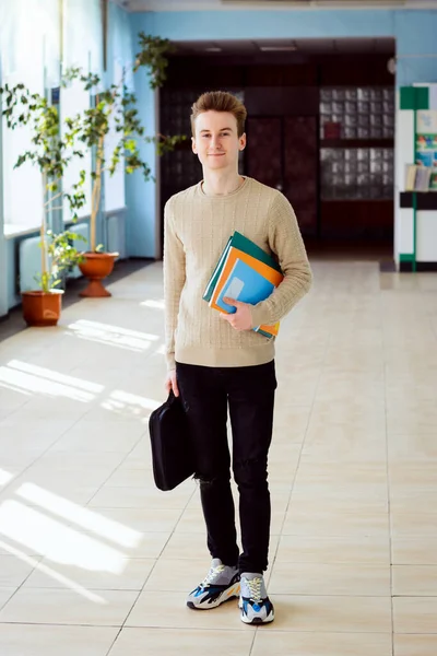 Gelukkige Mannelijke Student Met Boeken Een Laptop Gang Van Universiteit — Stockfoto