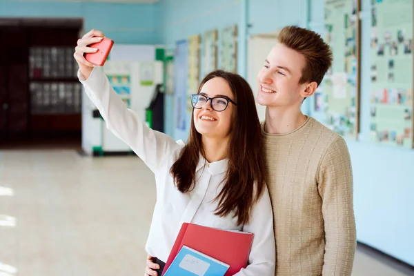 Två Leende Studenter Tar Selfie Universitetshuset Har Trevligt Tillsammans — Stockfoto