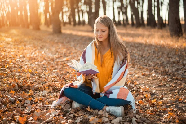 Молода Мила Школярка Сидить Простій Осінньому Лісі Читає Книгу Весела — стокове фото