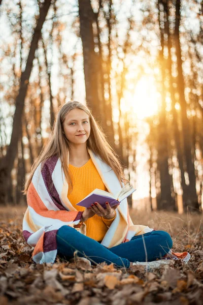 Молода Приваблива Дівчина Читає Книгу Осінньому Парку Студентська Дівчина Вчиться — стокове фото