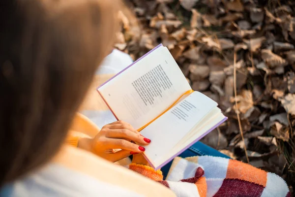 Вид Ззаду Молода Дівчина Читає Книгу Парку Сидячи Коричневому Осінньому — стокове фото