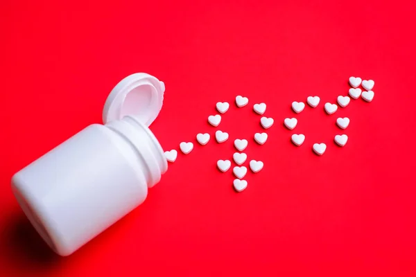 Comprimidos Que Fazem Homens Símbolos Femininos Fundo Vermelho Conceito Amor — Fotografia de Stock