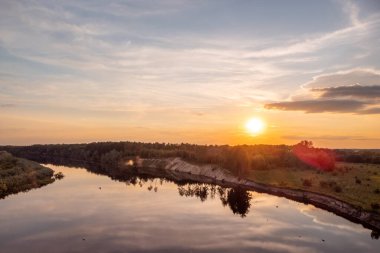 Gün batımında Desna nehrinin havadan manzarası. Akşamları nehirde güzel sakin bir atmosfer.