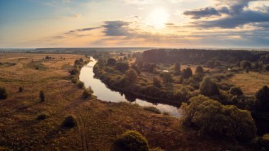 Snov nehrinde parlak bir sabah, Chernihiv regiron, Ukrayna. Nehrin insansız hava aracı arazisi kırsalda ilerliyor.