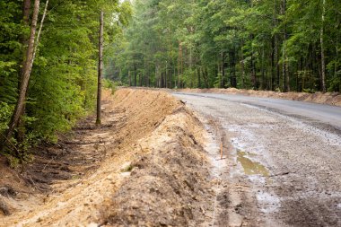 Yeni bir yol yapma süreci. Kasabalar arasında modern asfalt yol inşa etmek