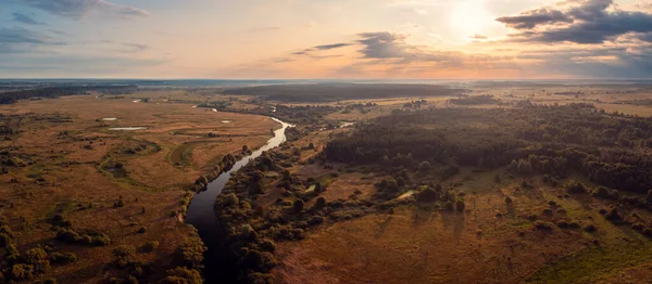 Ευρύ Πανόραμα Του Μικρού Ποταμού Στην Ύπαιθρο Πρωί Την Ανατολή — Φωτογραφία Αρχείου