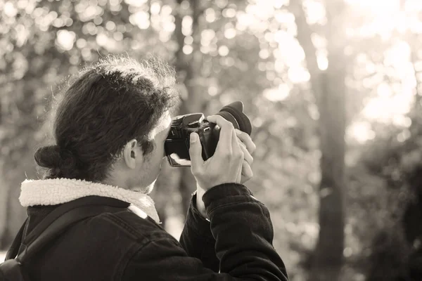 Sonbahar Parkında Çekilen Fotoğrafçının Siyah Beyaz Fotoğrafı Fotoğraf Konsepti — Stok fotoğraf