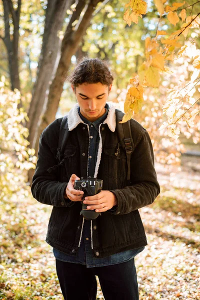 Sonbahar Parkında Fotoğraf Çeken Bir Fotoğrafçı Modern Fotoğraf Makineli Fotoğrafçı — Stok fotoğraf