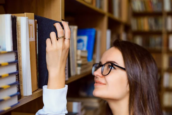 Красивая Девушка Темными Волосами Очках Ищет Правильную Книгу Университет Библиотека — стоковое фото