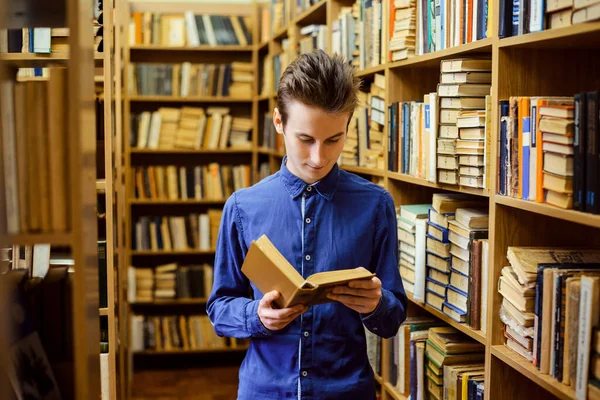 Тонкий Хлопець Блакитній Сорочці Читає Книгу Цікавістю Студент Бібліотеці Університеті — стокове фото