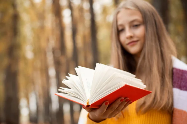 Fiatal Lány Könyvet Olvas Őszi Parkban Kaukázusi Szőke Lány Egy — Stock Fotó