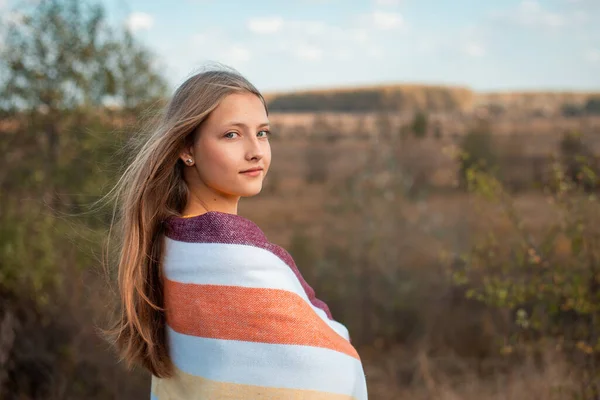 秋の野外で美しいブロンドの十代の女の子 若いです女の子に包まれた秋の牧草地で再生 — ストック写真