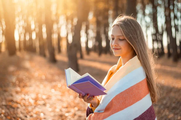 Щаслива Дівчина Читає Книжку Осінньому Парку Красива Дівчина Підліток Йде — стокове фото