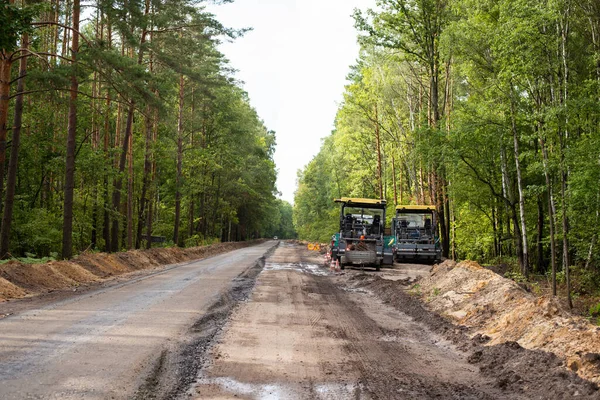 建造新的沥青路面 优质沥青新建生产线附近的现代道路维修设备 — 图库照片