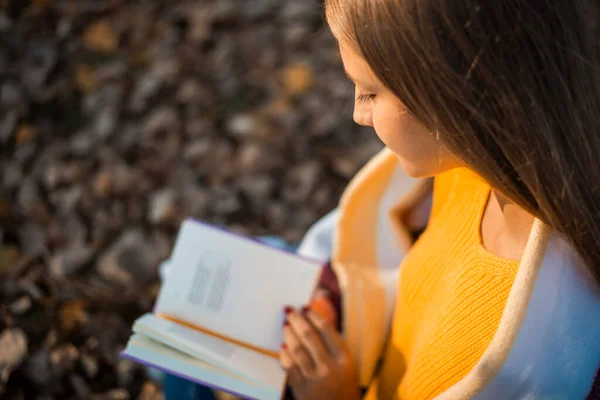 Close Tiro Adolescente Lendo Livro Parque Outono Estudante Menina Estudando — Fotografia de Stock