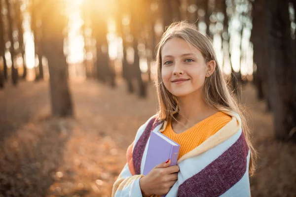 Портрет Веселого Студента Молодої Дівчини Книгою Руках Осінньому Парку Теплий — стокове фото
