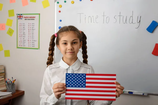 Egy Kislány Zászlóval Usa Ban Aki Usa Ról Tanul Osztálytársainak — Stock Fotó