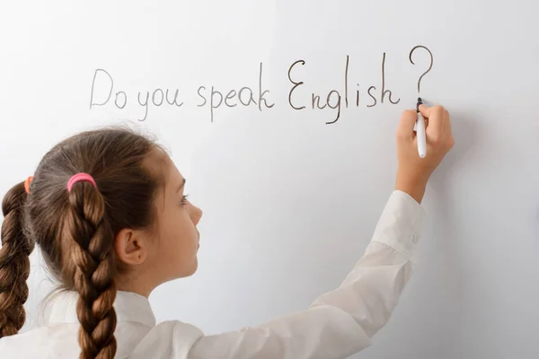 正在写作的小女孩你会说英语吗 写在黑板上 讲外国国际语言的概念 — 图库照片
