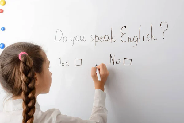 Spreekt Engels Inschrijving Het Schoolbord Met Mogelijke Antwoorden Nee Schoolmeisje — Stockfoto