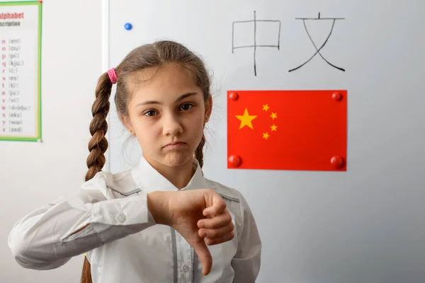 Sınıfta Çin Bayrağını Sallayarak Duran Küçük Bir Öğrenci Zorlu Çince — Stok fotoğraf