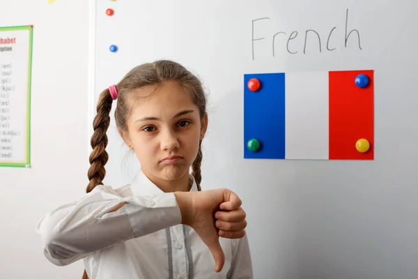 Dziewczynka Pokazuje Kciuki Klasie Francuską Flagą Tablicy Koncepcja Braku Chęci — Zdjęcie stockowe