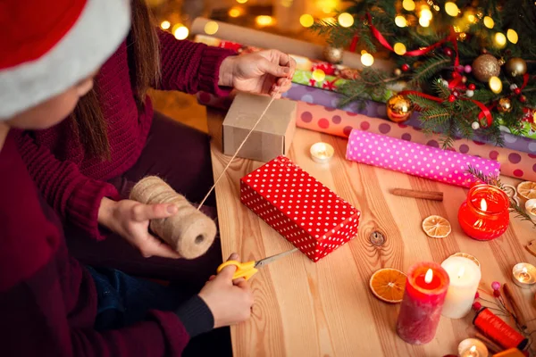 Menina Menino Embrulhando Presentes Natal Casa Perto Árvore Natal Decorada — Fotografia de Stock