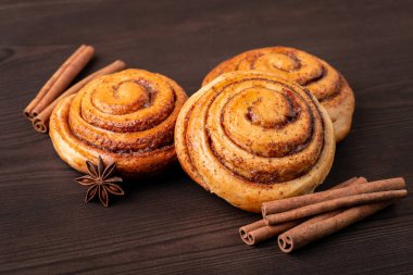 Tahta masada taze pişmiş tarçınlı çörekler