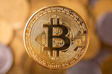 Şifreli Bitcoin 'in altın sikkesi diğer geleneksel paraların üzerinde. Şifreleme Para Birimi kavramı