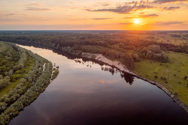 Κηφήνας Φωτογραφία Του Μεγάλου Ποταμού Ρύθμιση Του Ήλιου Στο Παρασκήνιο — Φωτογραφία Αρχείου