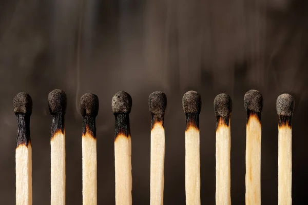 Reihe Von Streichhölzern Mit Verbrannten Köpfen Auf Schwarzem Hintergrund Burn — Stockfoto