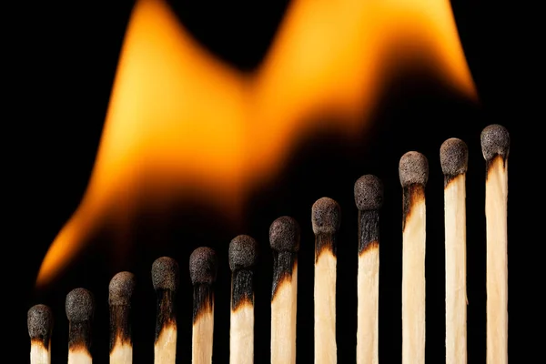 Сожженные Спички Образуют Растущую Линию Спички Горят Опасность Разрушение Проблемы — стоковое фото