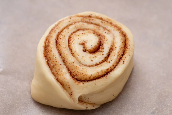 Pão Canela Cru Papel Manteiga Cozinhar Casa Saborosos Pães Com — Fotografia de Stock