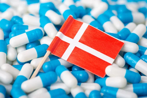 Danimarka Bayrağı Hap Yığınları Üzerinde Danimarka Ülkesinde Salgın Kavramı — Stok fotoğraf