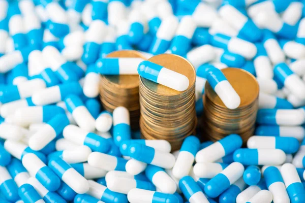 Стек Грошових Монет Між Незліченними Медичними Таблетками Концепція Економіки Медицини — стокове фото