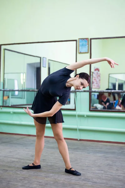 Piękna Uczennica Rozgrzewa Się Przed Lekcją Choreografii Profesjonalny Tancerz Student — Zdjęcie stockowe