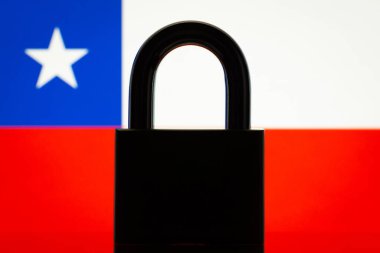 Arka planda Şili bayrağına karşı kapalı kilidin silueti var. Dinlenme dünyasından kapalı Şili ülkesinin sembolü, uluslararası yaptırımlar