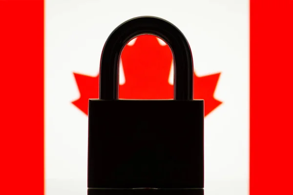 Foto Conceptual Silueta Cerradura Cerrada Contra Bandera Canadá Símbolo Canadá — Foto de Stock