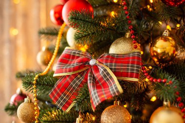 Noel ağacında parlak güzel bir fiyonk, yakın plan. Noel konsepti