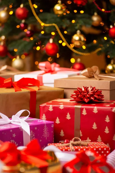 크리스마스 아래많은 크리스마스 선물의 크리스마스 선물로 친구와 친척들로부터 선물들 — 스톡 사진