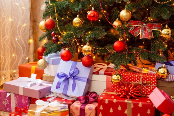 아름다운 크리스마스 선물들이 크리스마스 컨셉트 — 스톡 사진