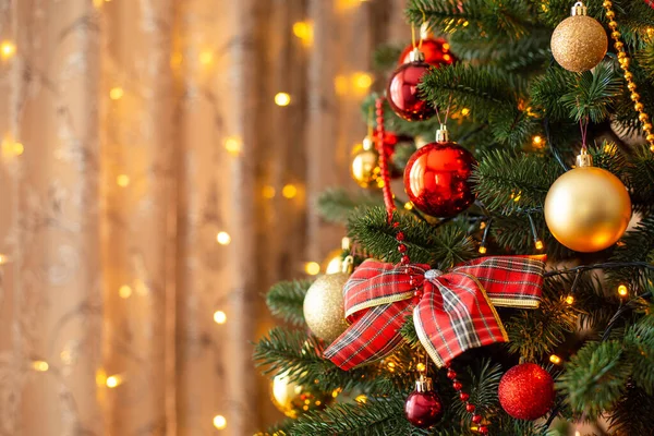 축복받은 크리스마스 기사보기 크리스마스 트리의 황금빛 바브로 장식된 크리스마스 — 스톡 사진